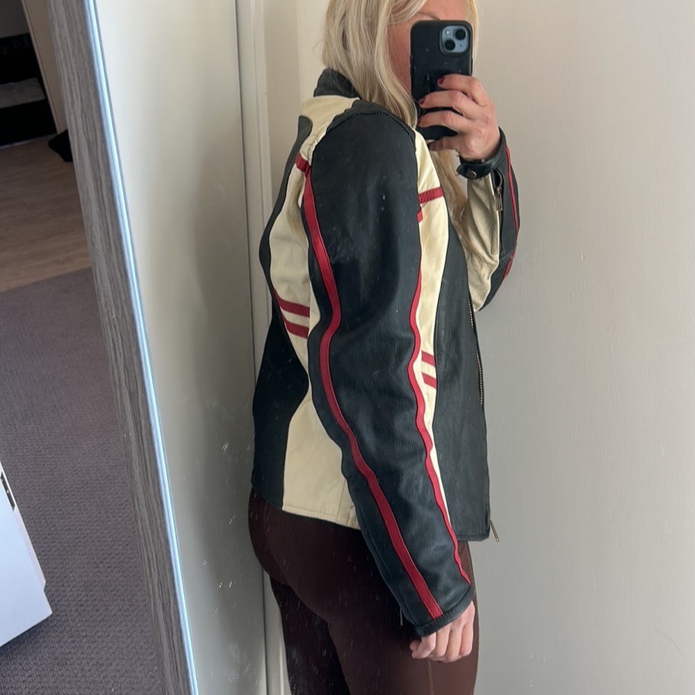 Beautiful Leather Jacket - Picture 3 of 3